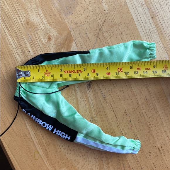 These are the track pants belonging to the Rainbow High character Jade Hunter - Picture 7 of 7